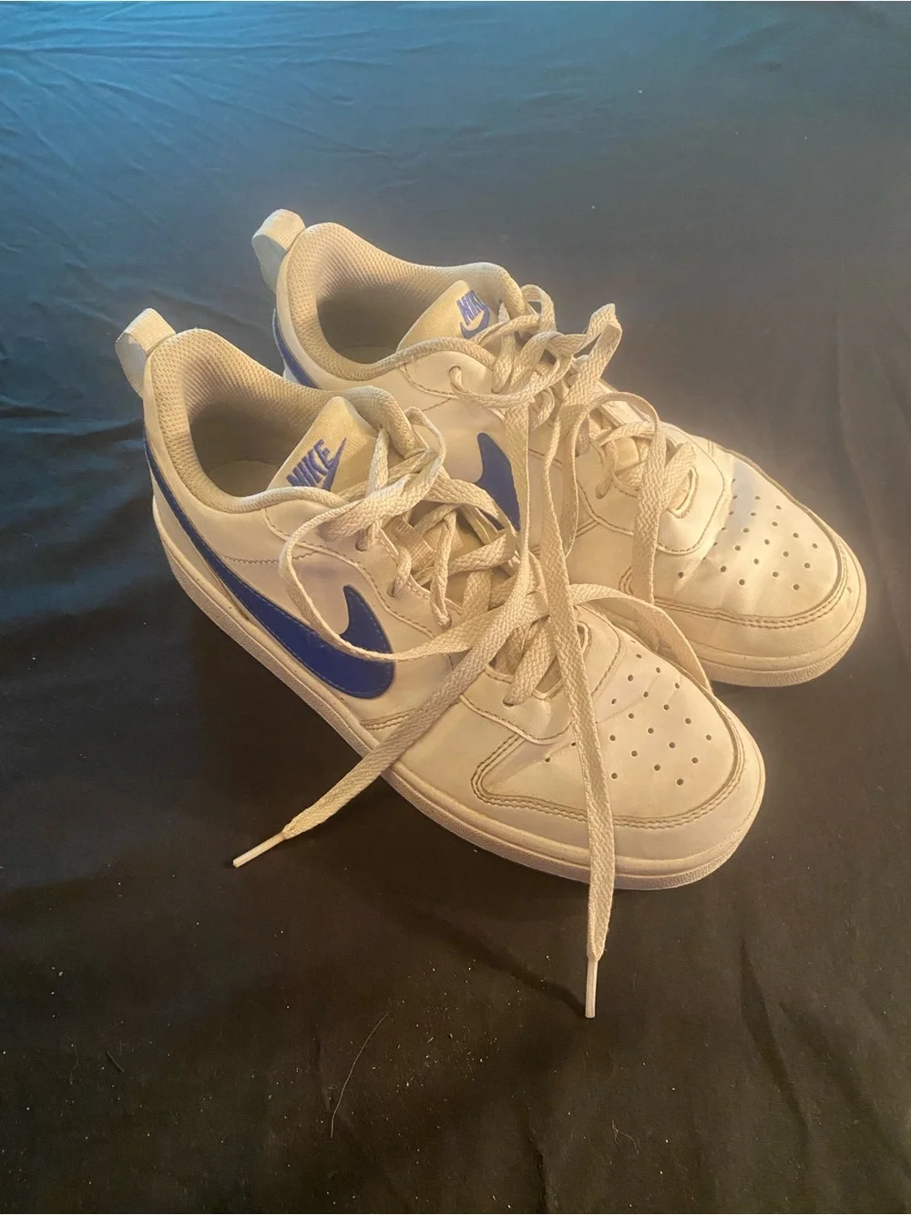 Nike court low burrough youth size 6 white Sneakers with Blue Swoosh